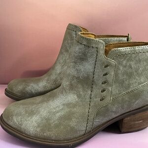 Taupe Metallic Finish Leather Ankle Boots by Clarks. NWOT. Women’s US9.5/Men’s8